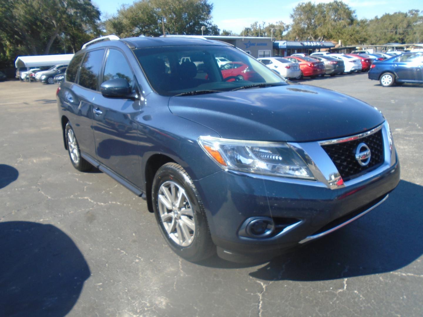 2014 BLUE /Grey Nissan Pathfinder S 2WD (5N1AR2MN8EC) with an 3.5L V6 DOHC 24V engine, Continuously Variable Transmission transmission, located at 6112 N Florida Avenue, Tampa, FL, 33604, (888) 521-5131, 27.954929, -82.459534 - Photo#2